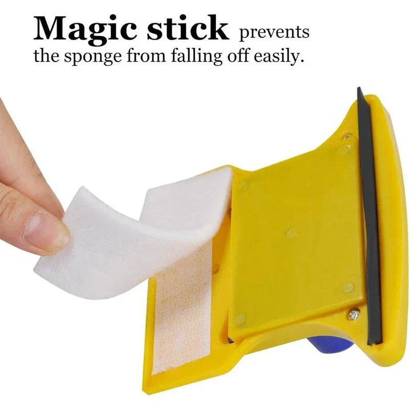 Limpiador de ventanas magnético: primer plano de una mano levantando una almohadilla de limpieza blanca de un componente de plástico amarillo de la herramienta de limpieza