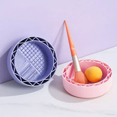 make up pinsel reinigungsmatte - Schüsselmatte mit Pinseln, die in den äußeren Randschlitzen trocknen