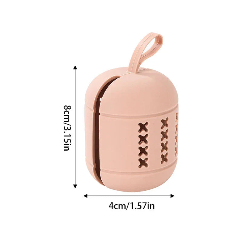 Dunklerer warmrosa kapselförmiger Halter mit oberer Schlaufe und vertikalen X-förmigen Aussparungen, 8 cm mal 4 cm, ist ein Make-up-Schwammhalter.
