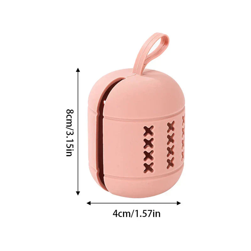 Weiches Rosé kapselförmiger Halter mit oberer Trageschlaufe und X-Muster-Aussparungen, gekennzeichnet als 8 cm hoch und 4 cm breit, ist ein Make-up-Schwammhalter.