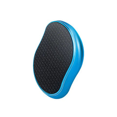 Exfoliador de callosidades: vista en ángulo de un dispositivo portátil azul con forma de riñón con superficie superior negra texturizada, sobre un fondo blanco liso