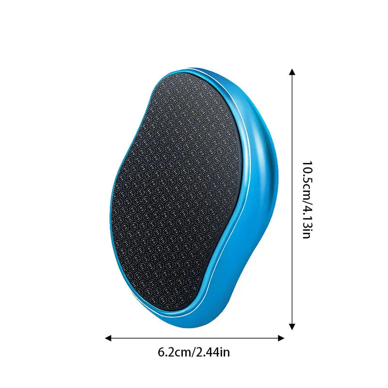 Exfoliador de callosidades: lima para pies azul y negra con forma de riñón, que muestra medidas de largo y ancho de 10,5 cm y 6,2 cm.