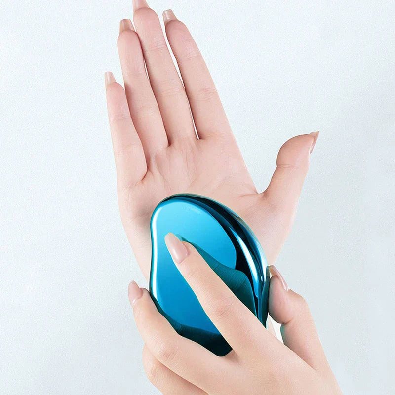 Exfoliador de callosidades: primer plano de la mano de una persona sosteniendo un objeto brillante azul con forma de piedra entre los dedos.