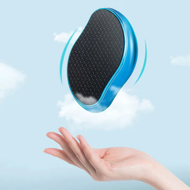 Exfoliador de callosidades: lima para pies azul y negra flotando sobre la palma extendida de una persona contra un cielo azul claro con nubes blancas.