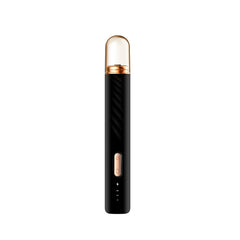 Herramienta de manicura y pedicura: lima eléctrica negra con forma de bolígrafo con detalles en oro rosa y tapa protectora transparente, mostrada en posición vertical sobre fondo blanco