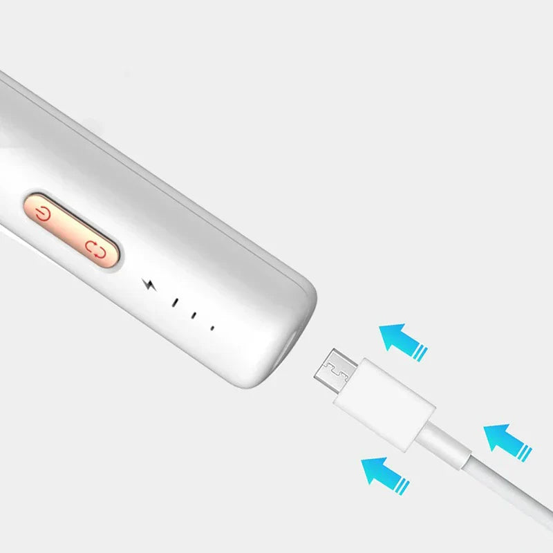 Herramienta de manicura y pedicura: primer plano del puerto de carga de la lima blanca con cable Micro USB conectado