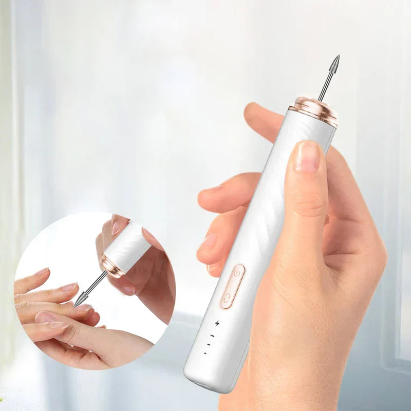 Herramienta de manicura y pedicura: una mano sostiene la lima eléctrica blanca invertida con una punta metálica puntiaguda, recuadro muestra cómo lima el borde de una uña