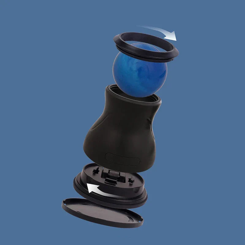 Therapie-Werkzeug - Explosionszeichnung einer Handmassagerolle mit blauem Rollball, Haltering, Gehäuse, Schwenkhalterung und Bodenkappe, mit Montagerichtungspfeilen