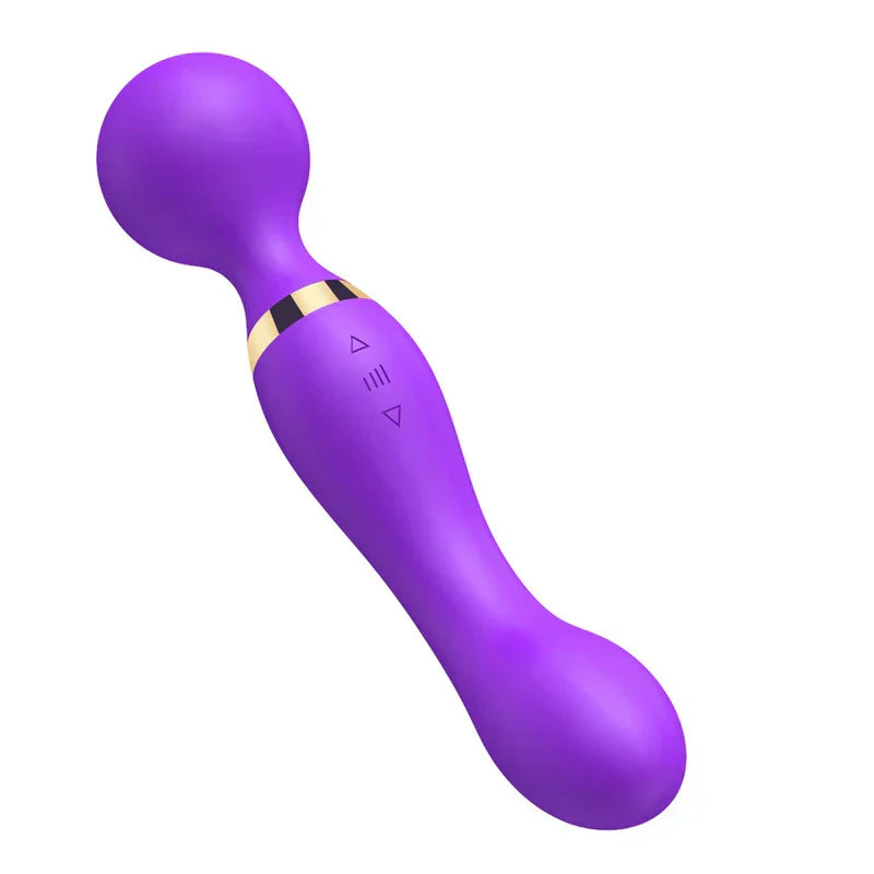 rodillo de masaje con palo - Varita masajeadora vibratoria recargable de doble cabezal en púrpura con anillo decorativo dorado, botones de control arriba/abajo e indicador de vibración, sobre fondo blanco