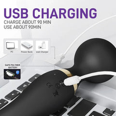 rodillo de masaje con palo - Masajeador personal negro conectado a un cable de carga USB blanco sobre un teclado, con información de carga y opciones de fuente de alimentación mostradas