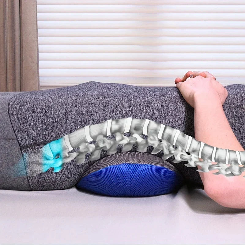 Cojín de asiento - Vista lateral de una persona acostada boca abajo, con una pequeña cuña de soporte azul y gris bajo su torso inferior y una ilustración de columna vertebral superpuesta