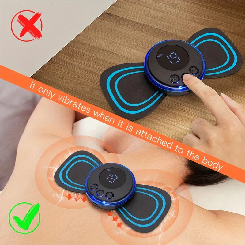 Massagestimulationspflaster für die Halswirbelsäule - Vorführung, die zeigt, dass das Massagegerät nur aktiviert wird, wenn es auf der Haut haftet, mit einem Finger, der einen Steuerknopf am Gerät drückt, das auf einer Holzoberfläche liegt