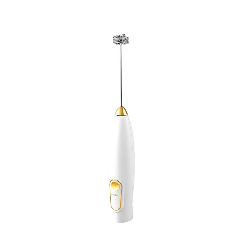 espumador de leche eléctrico - Espumador de leche eléctrico portátil con cuerpo blanco, detalles dorados y cabeza batidora metálica, sobre fondo blanco liso