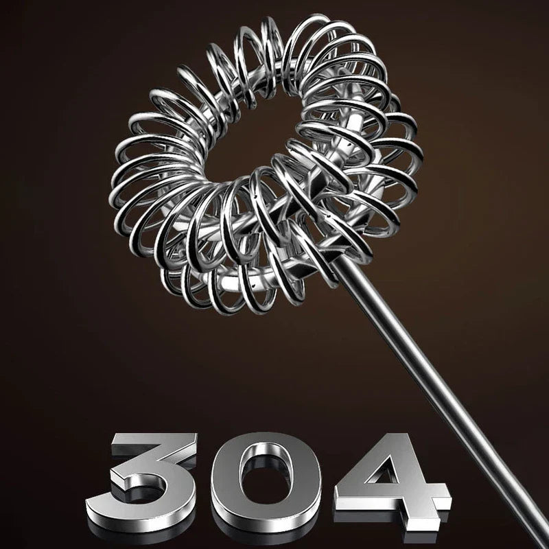 خفاق حليب كهربائي - لقطة مقربة لملحق خفق معدني حلزوني على ساق معدنية، مع نص 304 معدني أسفله على خلفية داكنة.