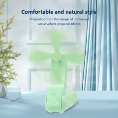 ventilador mini - ventilador portátil desplegado de color verde claro sobre una superficie clara, con aspas borrosas girando y texto superpuesto