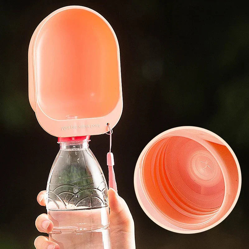 kleiner trinknapf für haustiere - Pfirsichfarbener Napf an einer handelsüblichen Plastikwasserflasche, neben einer Draufsicht auf das Napfinnere
