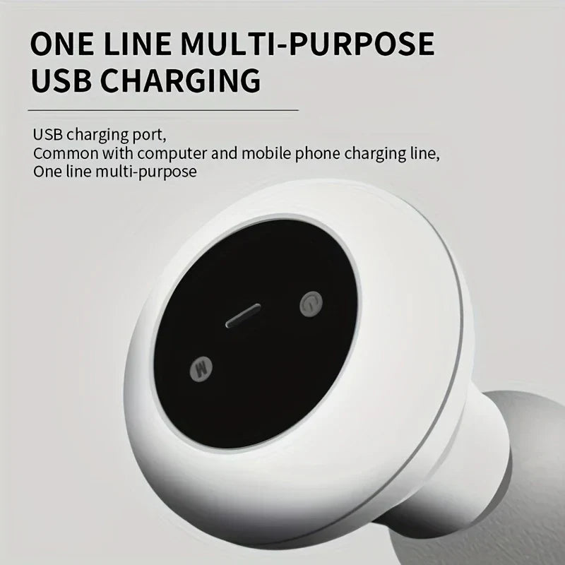 percussion massagegerät - Schrägansicht aus nächster Nähe der Endplatte eines runden weißen Geräts mit USB-Ladeanschluss und zwei Bedientasten, mit überlagertem Text über USB-Laden.