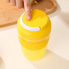Blender-mixeur portable - Gros plan d'un doigt appuyant sur le bouton d'alimentation du couvercle d'un mixeur jaune