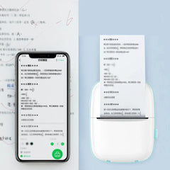 thermodrucker - Smartphone mit Druckvorschau neben einem kompakten Drucker, der ein Arbeitsblatt druckt, mit einem bewerteten Papier im Hintergrund