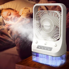ventilador enfriador de aire - Ventilador enfriador de aire portátil blanco emitiendo niebla, colocado sobre una mesita de noche de madera junto a un niño durmiendo, luz azul en el tanque de agua