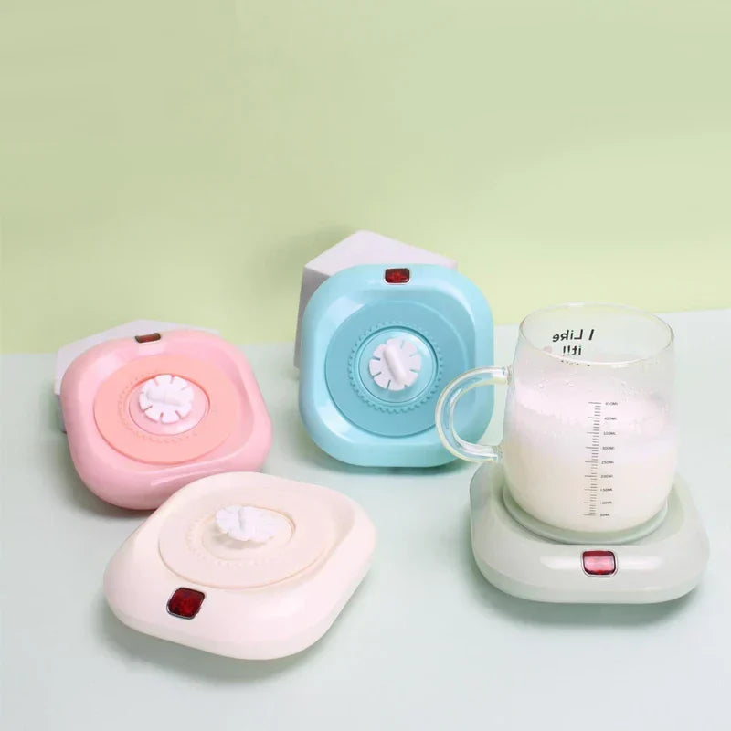 posavasos individual - Cuatro unidades en colores pastel sobre una superficie clara, con una unidad sosteniendo una taza de vidrio transparente con leche