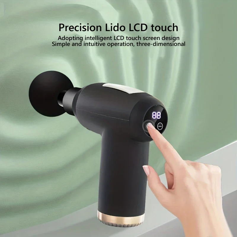 muskelroller stick - Tiefengewebsmassagegerät - Schwarze Mini-Massagepistole mit Finger auf LCD-Touchdisplay, auf hellgrünem Stoffhintergrund