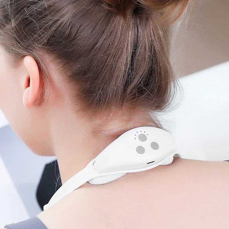 Massageur d'épaule et de cou - Gros plan du massageur de cou blanc porté à l'arrière du cou d'une personne, montrant ses boutons de commande
