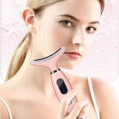Dispositivo reafirmante de piel para cuello: persona sosteniendo el dispositivo de belleza portátil rosa contra la parte inferior del rostro y la zona de la mandíbula