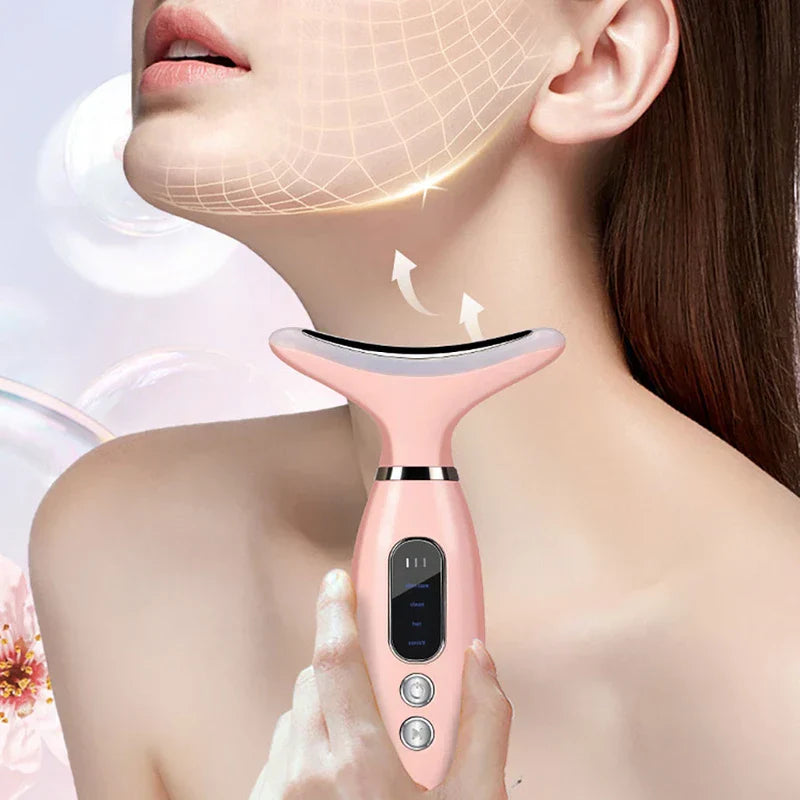 Dispositivo reafirmante de piel para cuello: dispositivo portátil de cuidado de la piel rosa sostenido contra el cuello y la línea de la mandíbula de una persona, con flechas hacia arriba sobre la piel
