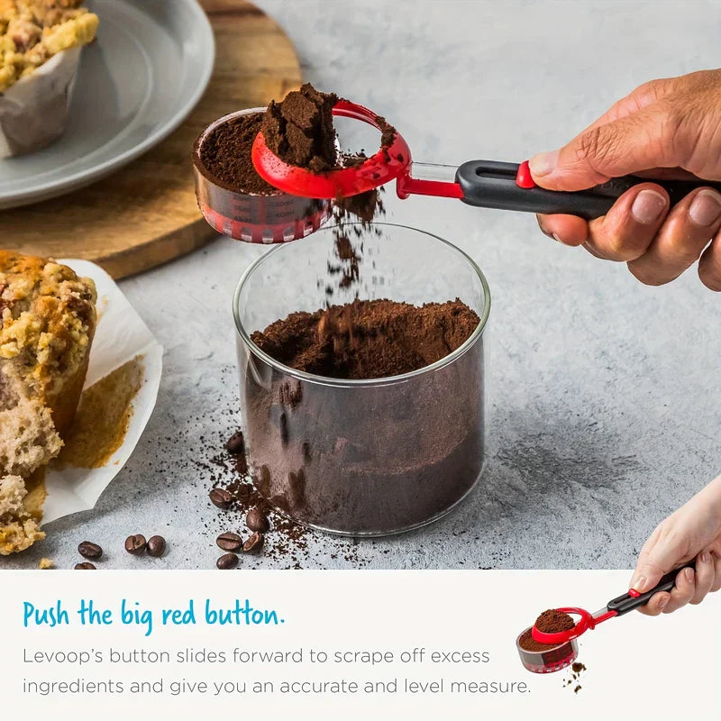 Cucharas medidoras: una mano empuja un botón deslizante en la cuchara medidora para raspar el exceso de café molido de vuelta al frasco.
