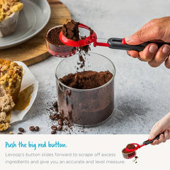 Cucharas medidoras: una mano empuja un botón deslizante en la cuchara medidora para raspar el exceso de café molido de vuelta al frasco.