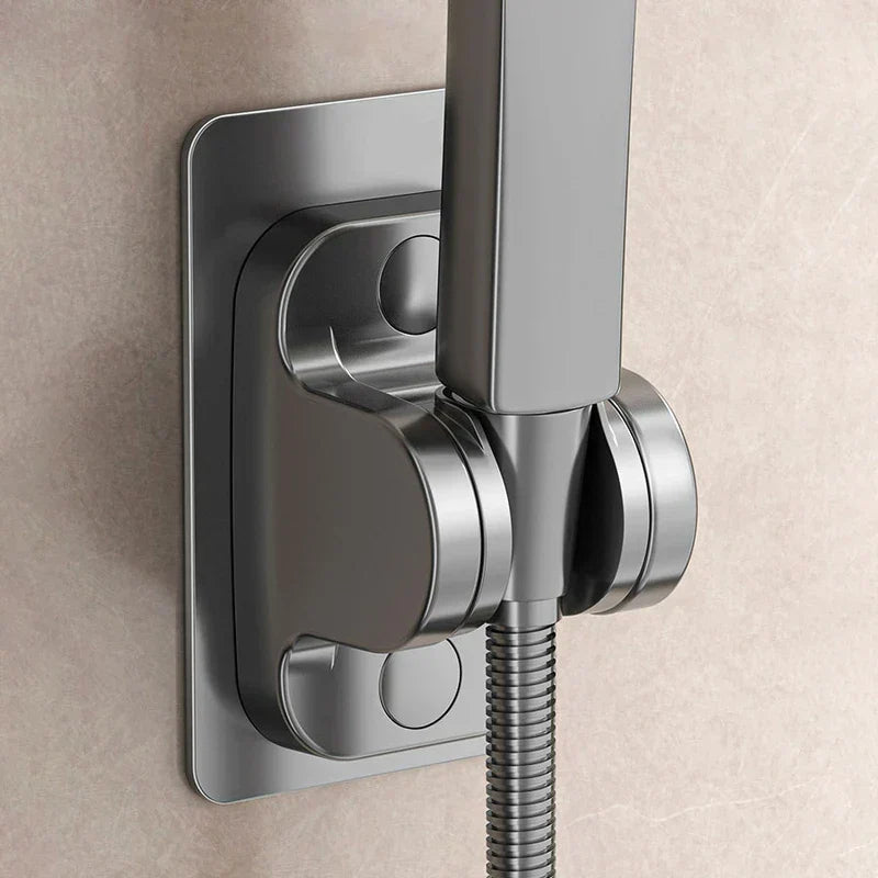 Support de pommeau de douche - Support installé sur un mur de carrelage beige clair maintenant une douchette carrée avec flexible métallique attaché