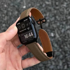 armband für apple watch - Hand hält eine quadratische Smartwatch mit braunem genarbtem Lederarmband, das ein digitales Zifferblatt im Casio-Stil mit 16:44 Uhrzeit anzeigt