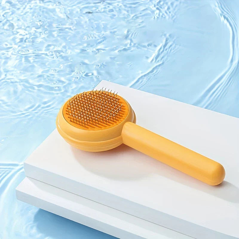 فرشاة إزالة تساقط الشعر - فرشاة تمليس صفراء للحيوانات الأليفة موضوعة على كتل بيضاء متراصة، بجانب ماء أزرق فاتح متموج