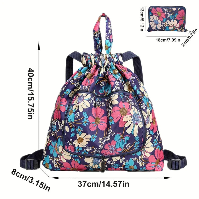 reiserucksack - Vollständig ausgebreiteter dunkler Blumen-Zugrucksack mit Maßangaben, dessen gefaltete Taschenform in der oberen Ecke gezeigt wird
