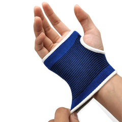 Soporte de mano y muñeca tipo guante de palma - Soporte elástico azul para palma y muñeca usado en una mano, demostrando el ajuste alrededor de la palma y la muñeca