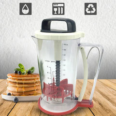 Dispensador de masa para panqueques: dispensador de masa transparente con marcas de medición, junto a una pila de panqueques sobre una mesa de madera