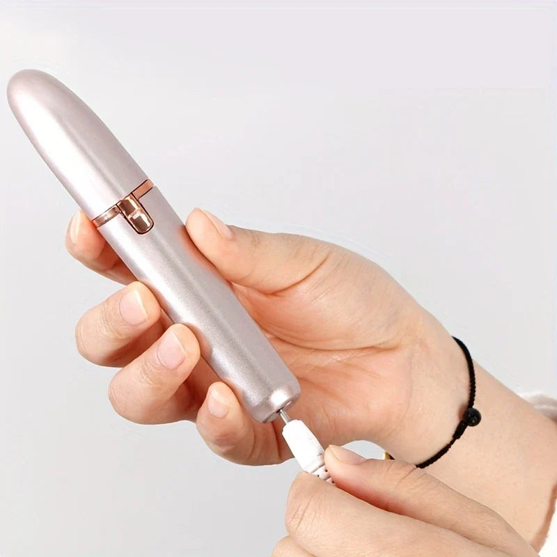 detailtrimmer - Hand hält ein roségoldenes Stiftgerät, mit einem Ladekabel, das an seiner Basis angeschlossen ist