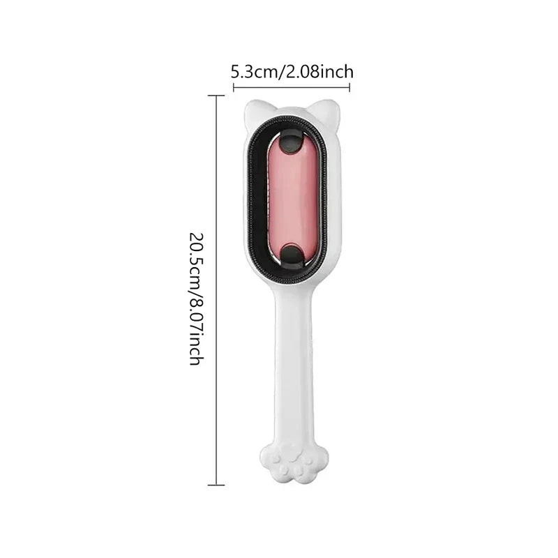 Cepillo de aseo para mascotas con forma de gato e inserto de silicona rosa, mostrando las mismas dimensiones de largo y ancho sobre fondo blanco