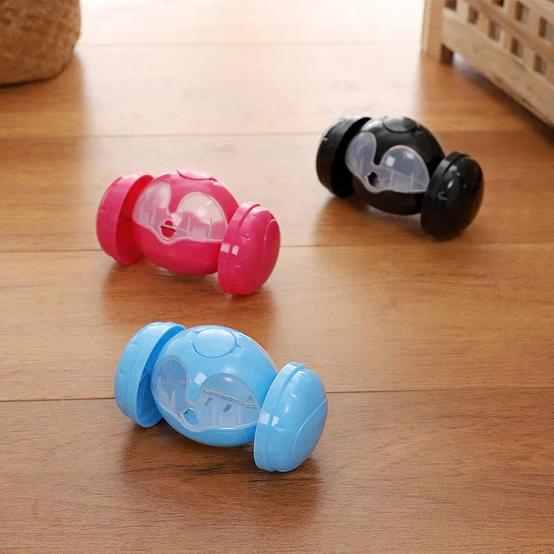 Coche de juguete Lps: tres coches de juguete lps de colores (rosa, azul y negro) sobre un suelo de madera