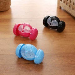 Coche de juguete Lps: tres coches de juguete lps de colores (rosa, azul y negro) sobre un suelo de madera