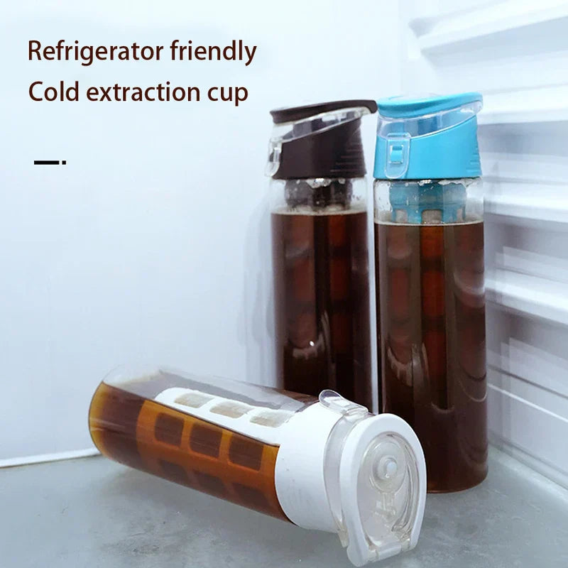 Preparador de café frío portátil: tres preparadores de café frío portátiles dentro de un refrigerador, dos verticales y uno acostado, todos con líquido oscuro preparado