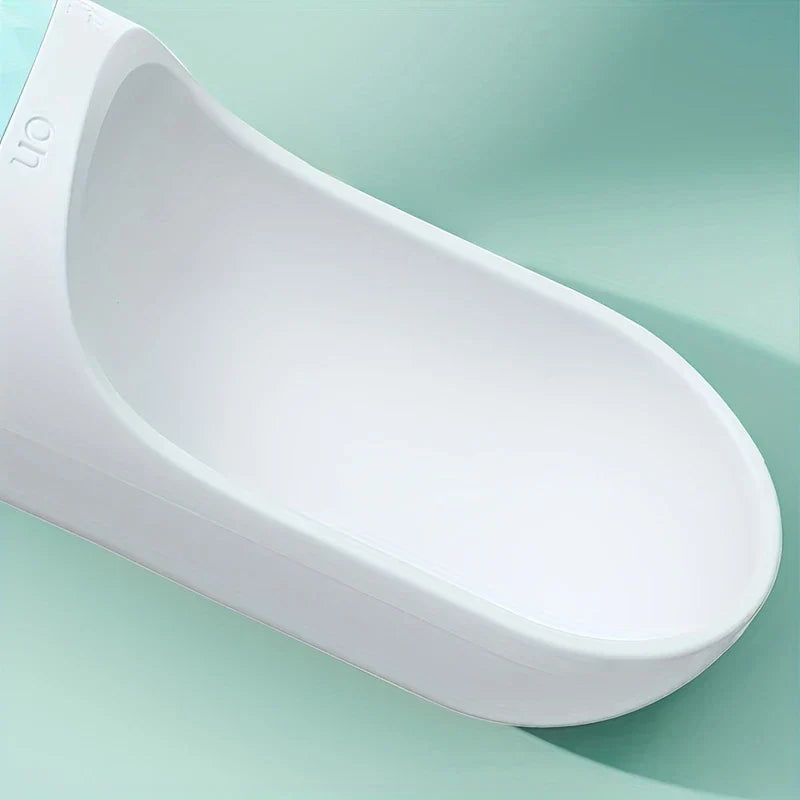 Primer plano de la sección superior redondeada de color blanco para beber de un dispensador de agua portátil sobre un fondo verde claro