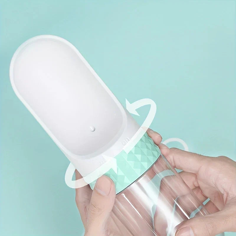 Manos girando la tapa de un dispensador de agua portátil transparente sobre un fondo turquesa claro, con flechas de rotación mostradas