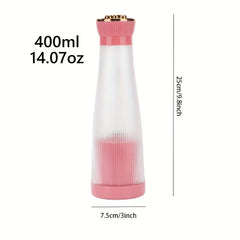عصارة وخلاط محمول باللونين الوردي والأبيض مع توضيح سعة 400ml وارتفاع 25cm وعرض 7.5cm على خلفية بيضاء