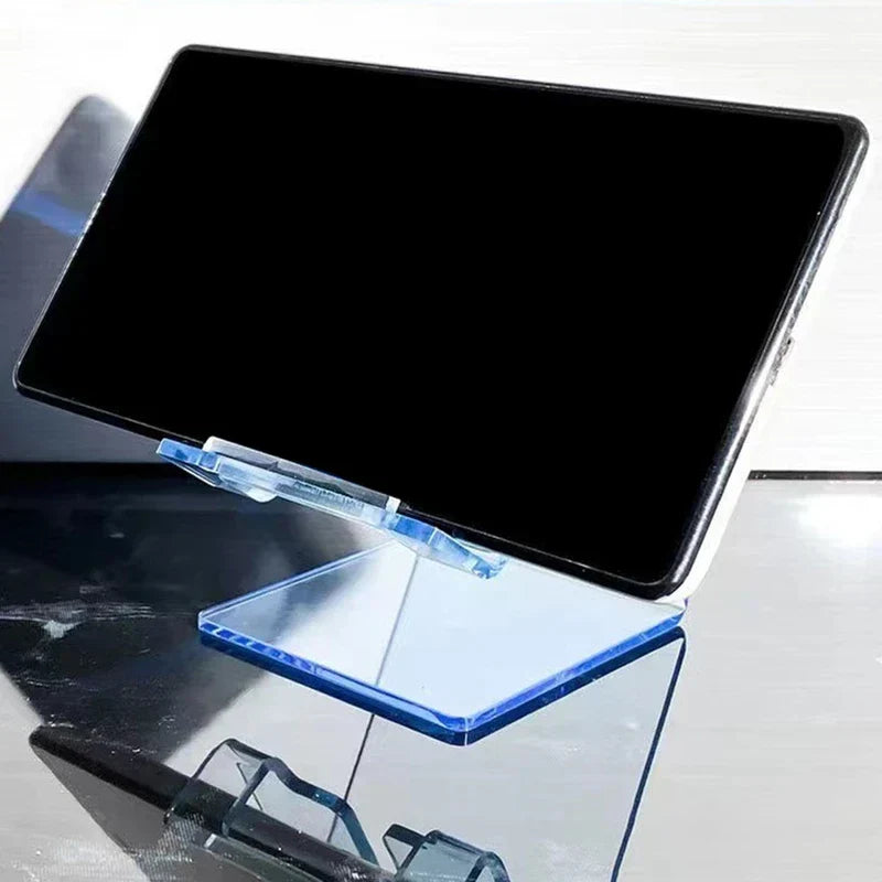 Soporte de escritorio para tableta azul semitransparente que sostiene una tableta colocada horizontalmente sobre una superficie oscura reflectante