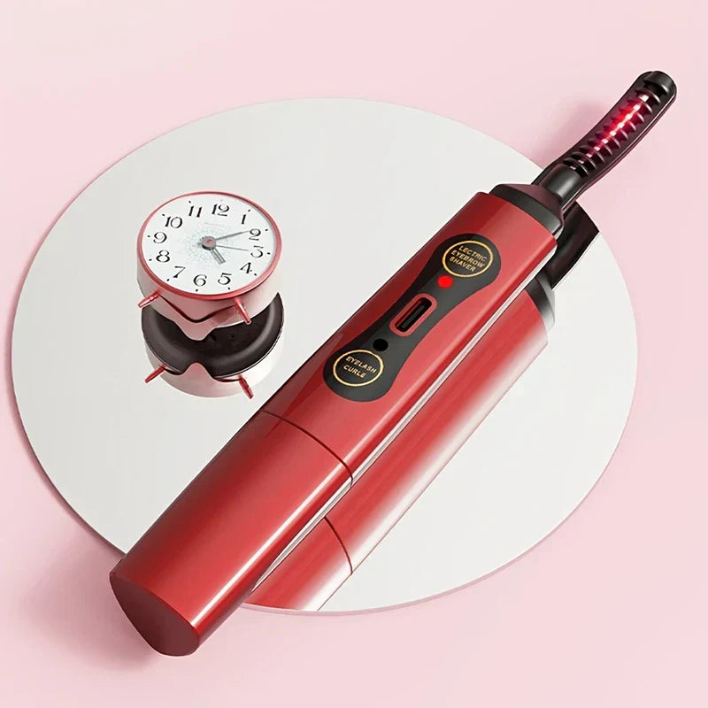 Wimpernkamm-Zange in Anwendung, die Wimpern biegt und trennt