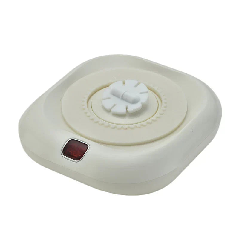 botella batidora para proteína - base magnética de agitación blanca con botón de encendido rojo, sobre fondo blanco liso