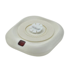 botella batidora para proteína - base magnética de agitación blanca con botón de encendido rojo, sobre fondo blanco liso