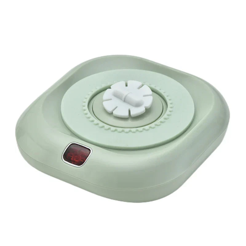 botella batidora para proteína - base magnética de agitación verde clara con botón de encendido rojo, sobre fondo blanco liso